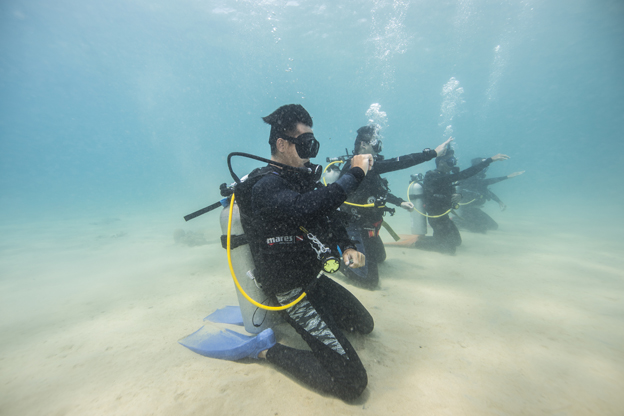 在受训成为潜水教练之前，学员会在水中进行模拟情景训练，确保所示范的技巧是正确的。