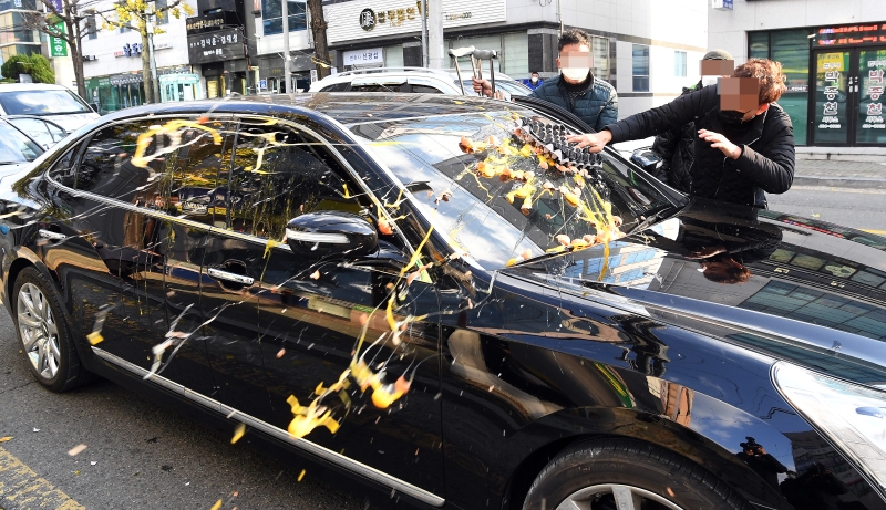 愤怒的活动人士向全斗焕的座车丢鸡蛋。（欧新社照片）