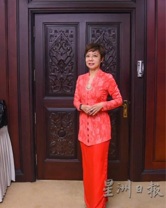 陈丽群每日以不同颜色的马来服装出席州议会，成为议会焦点。