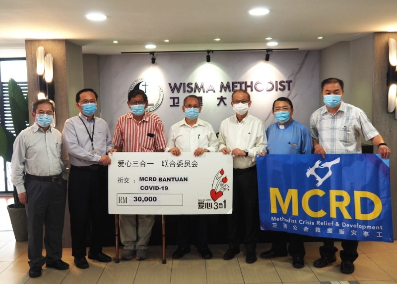 李祖国（左四）代表卫理公会救援赈灾事工接领“爱心三合一”3万令吉捐款。右二为马来西亚卫理公会华人年议会会长郭汉成。