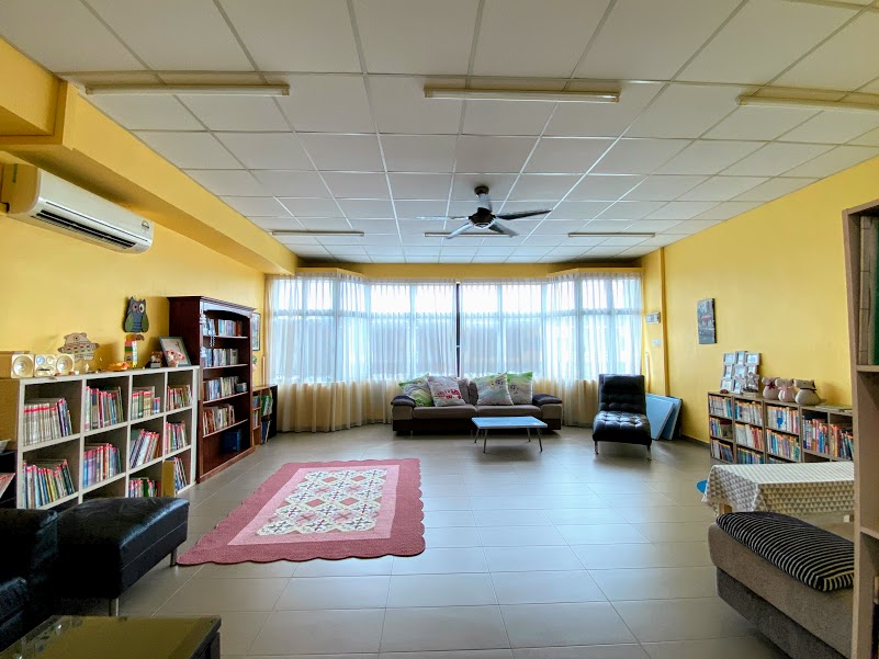 彼岸社区图书馆拥有舒适空间与丰富藏书，供公众前来阅读及借阅书籍。