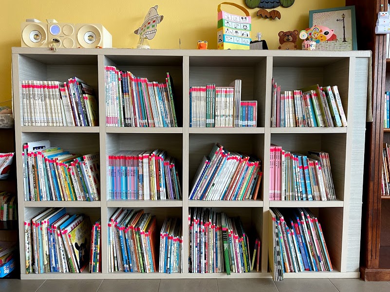 彼岸社区图书馆内拥有许多绘本，适合家长带孩子前来阅读。