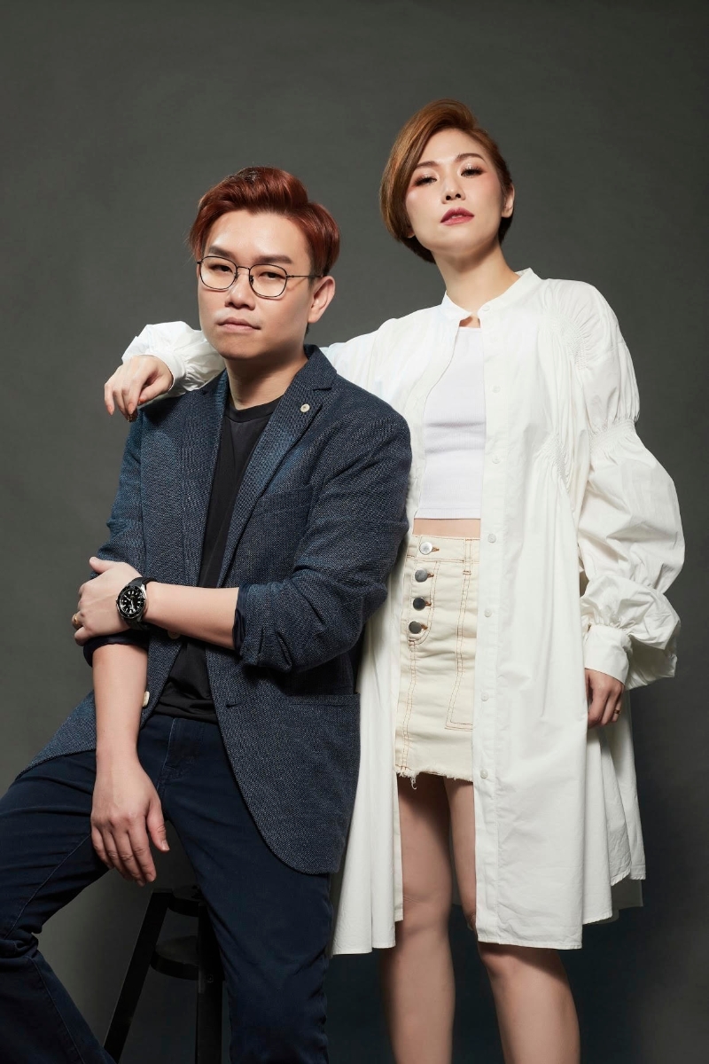 伍家辉和陈依依为了宣传12月27日的《花花世界》线上演唱会，2日晚上开直播造势，并毫不欺场的唱足15首歌曲。