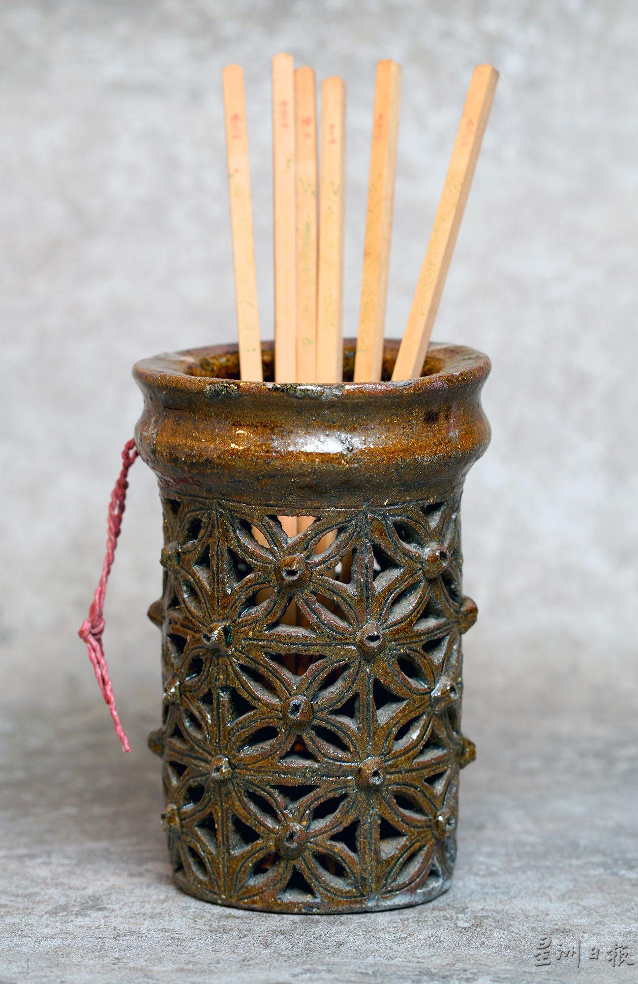圆筒形筷子筒，花纹雕得细致，让人能细细欣赏。

