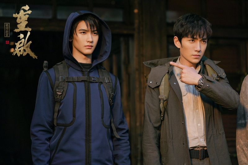 黄俊捷（左）在改编自南派三叔小说《盗墓笔记重启》的网剧表现突出，右为男主角朱一龙。