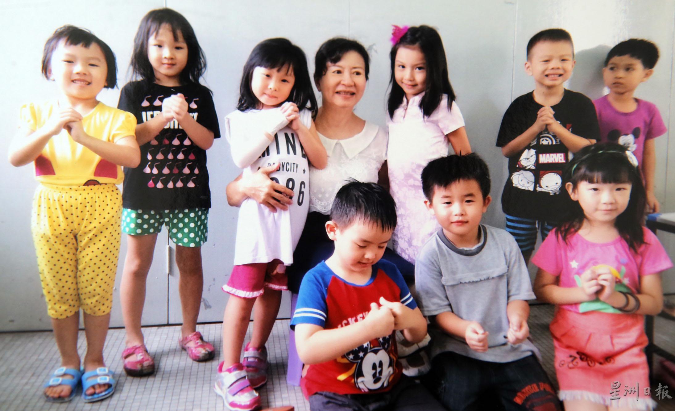 小孩们都爱粘着罗静芬（后排左四）。

