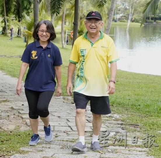 退休后，刘瑞文和太太一起到公园散步健走，这些悠闲的日子是退休前很少出现的。