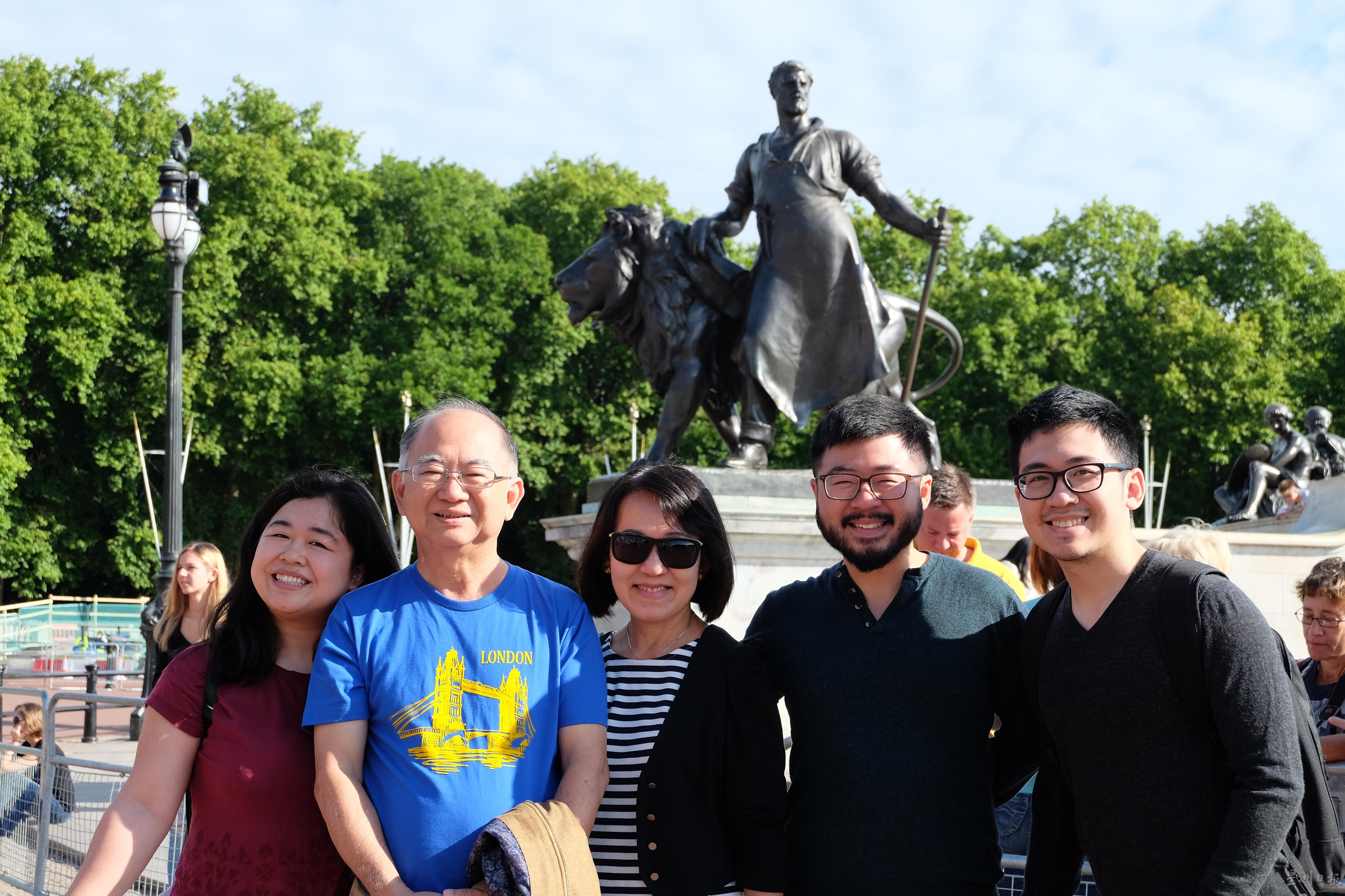 退休后，刘瑞文（前排左二）享受一家人在一起的天伦之乐。图为刘瑞文夫妇与家人到国外旅游。

