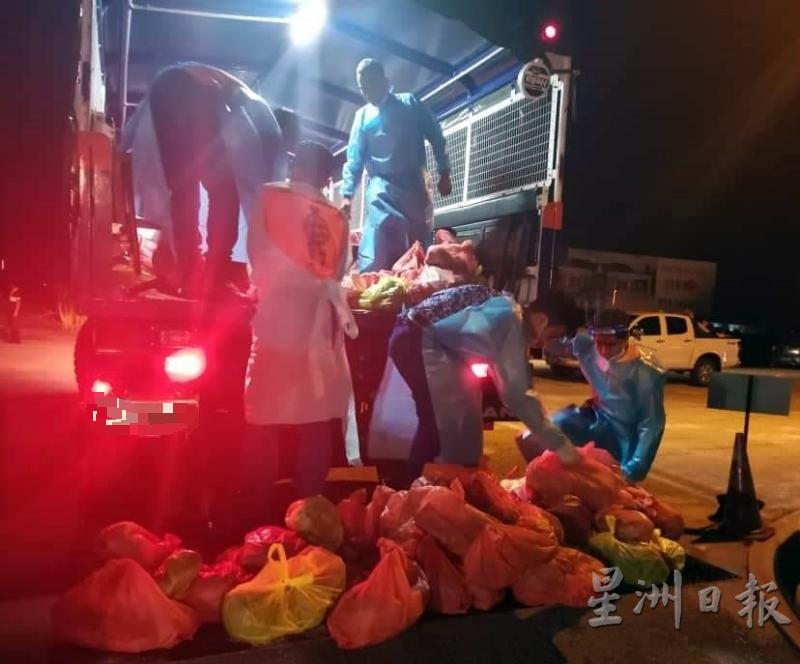 入夜时分，民防部队和警卫局人员仍马不停蹄地沿户把新鲜食材送到封锁地区分配给居民。