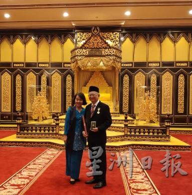 刘瑞文于2019年在霹雳州苏丹华诞受封PPT勋衔。左为太太甄宝兰。

