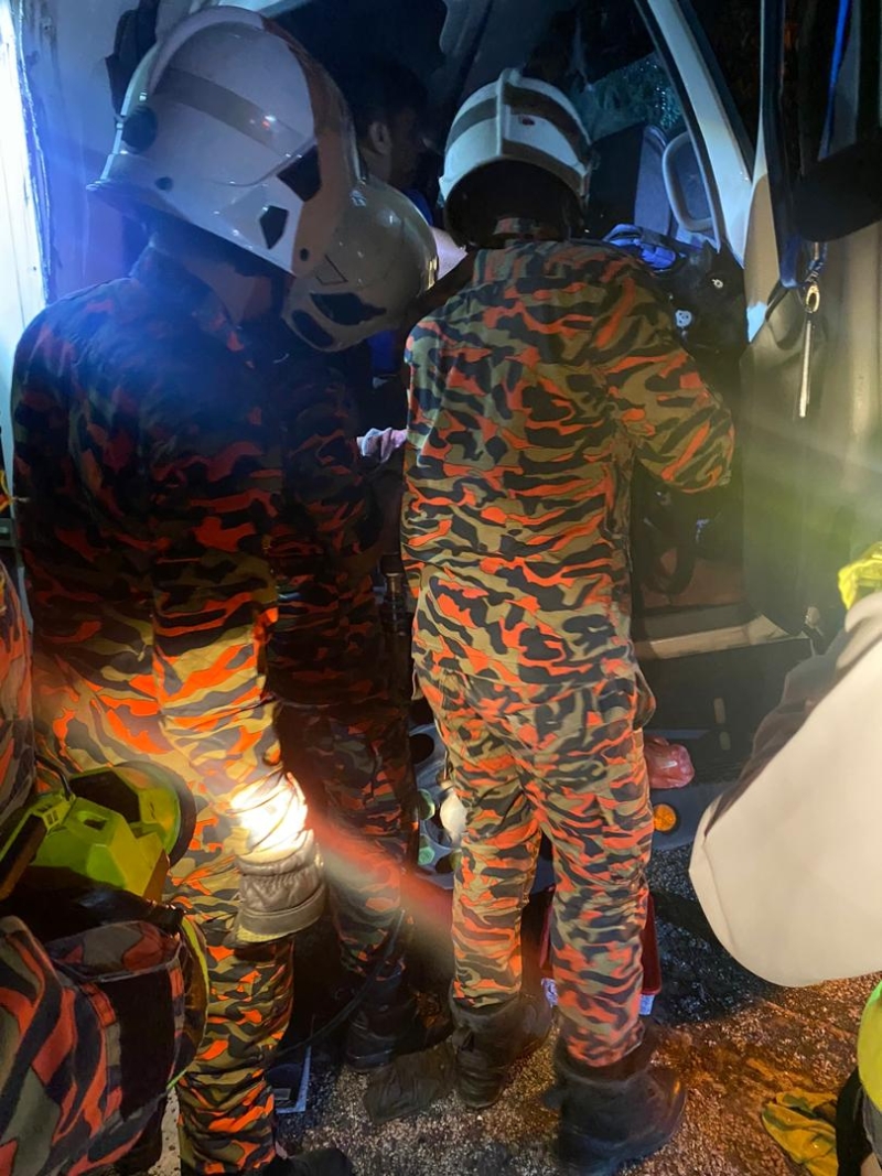 消拯人员合力将伤者救出罗里外。