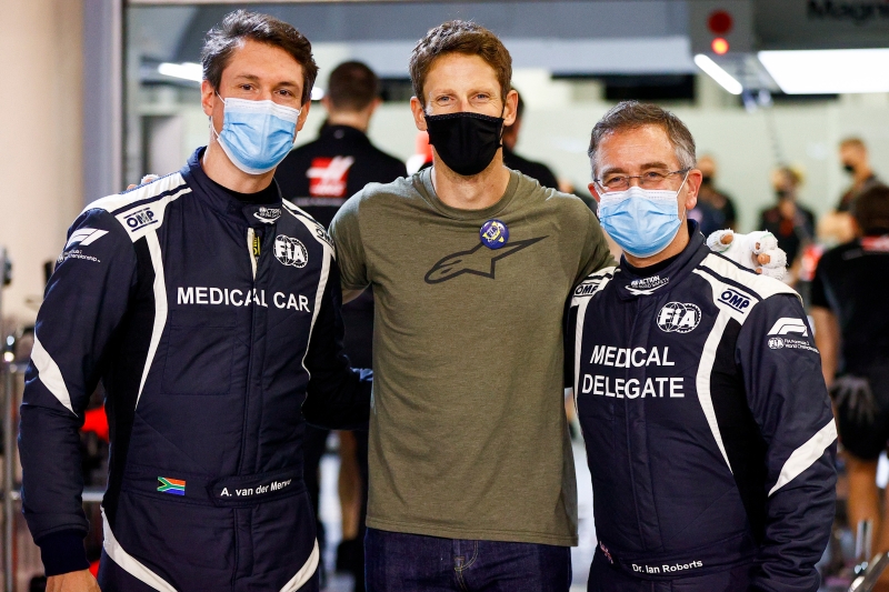自上周末遭遇严重车祸后，格罗斯让（中）周四重返巴林国际赛道，图为格罗斯让与救命恩人范德梅尔维（左）及罗伯茨医生合影。（欧新社照片）