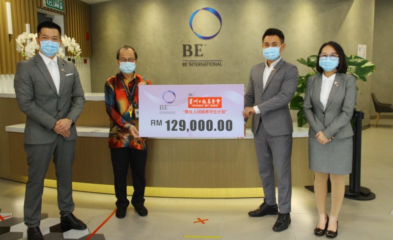 BE International公司3位RCCA代表蔡智军（左一）、李晓媚（右一）、方志锦（右二）移交12万9000令吉的模拟支票，由刘昆升（左二）接领。