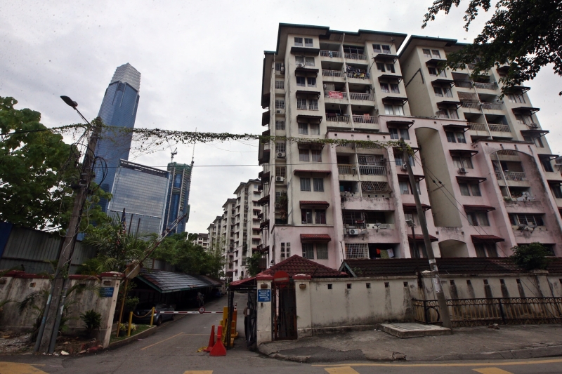 吉隆坡IXORA公寓并非实施加强行管令，现场未用铁蒺藜封锁，也未有军警人员在场驻守。