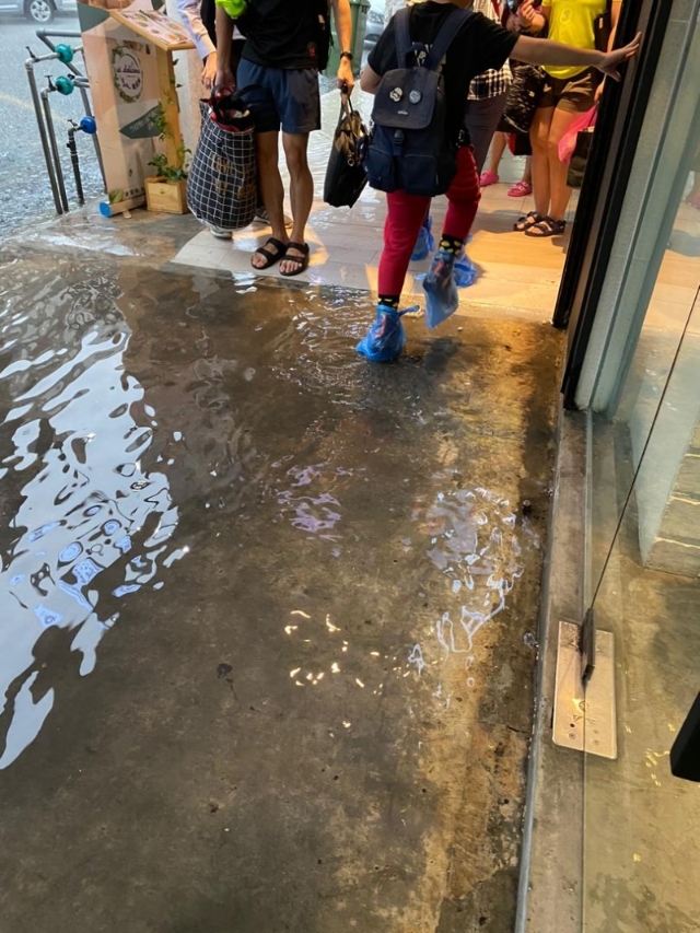 淹水约有3寸高，商民甚至还需使用塑料袋包裹鞋子，才能顺利走在路上。