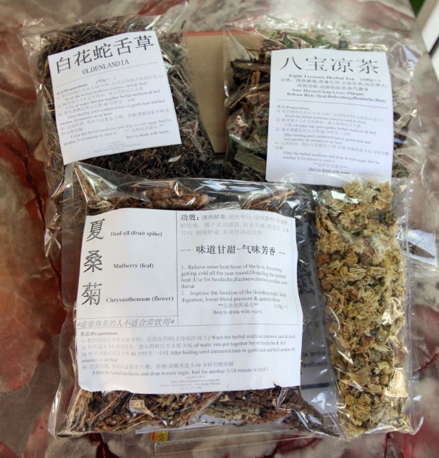 传统中药行售卖的清热凉茶解毒包，堪称是民众预防冠病的防疫圣品。