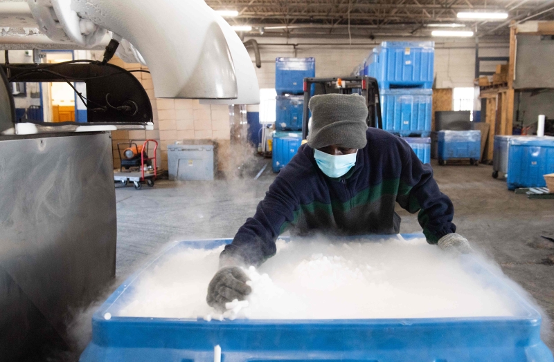 冠病疫苗须依靠乾冰维持极低温的保存，美国辉瑞药厂已向马里兰州的乾冰供应商Capitol Carbonic订购乾冰。图为乾冰供应商员工上月20日在工厂生产乾冰。（法新社照片）