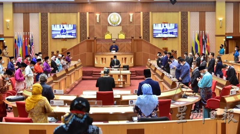 霹雳州议会第14届第3期第3次会议周五早上10时召开，由于大臣信任动议被推翻，阿末法依沙和州政府倒台，议长过后宣布休会及将于12 月9日复会。