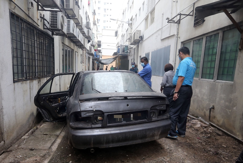 不负责任人士将车辆废弃在后巷内，也阻碍出入。