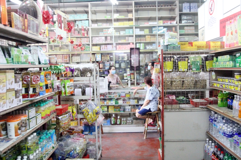 为了能在时代洪流中继续生存，萧加顺把中药店业务多元化，兼做卖药酒和杂货生意。