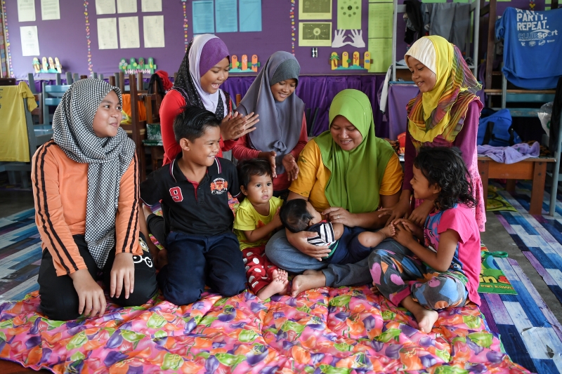 哈紫札（右三）与八名孩子皆被安顿在临时疏散中心，对她来说，最重要的是一家都安全。（马新社照片）