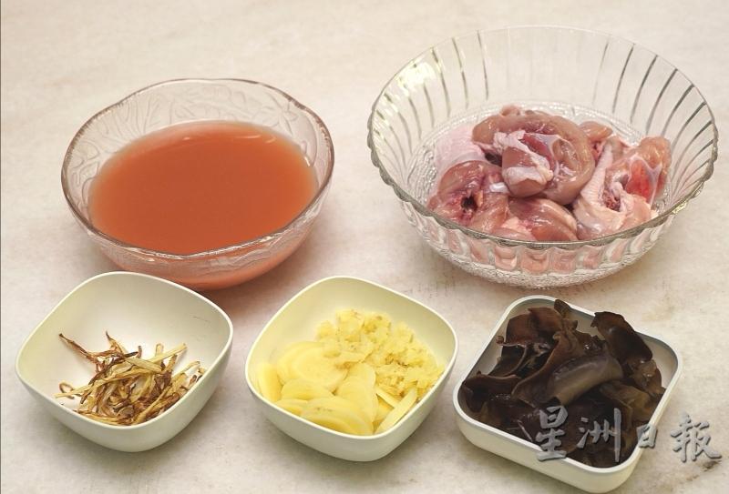 传统滋补黄酒鸡的材料包括鸡腿肉、云耳、姜、黄酒、糖及盐。
