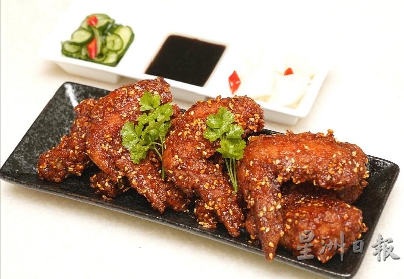 火凤凰韩式炸鸡配腌萝卜，是“云姐厨娘”及丈夫研发的新料理小吃。