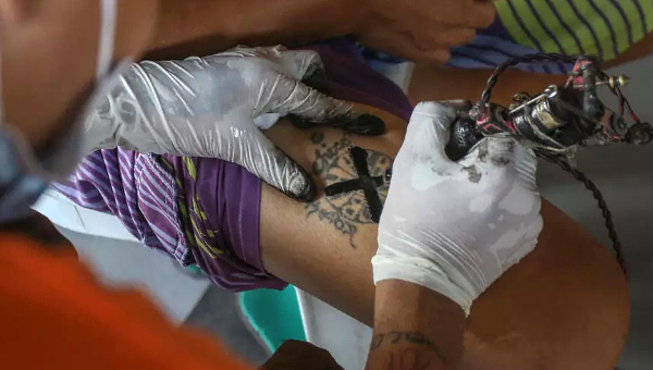Prisoners are having their gang tattoos covered over, in a move authorities hope will reduce jail violence by weakening solidarity between members. AFP