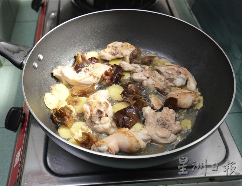 热锅后倒入少许油，爆香姜片及姜碎，再放入鸡腿肉，煎至外皮微脆即可。