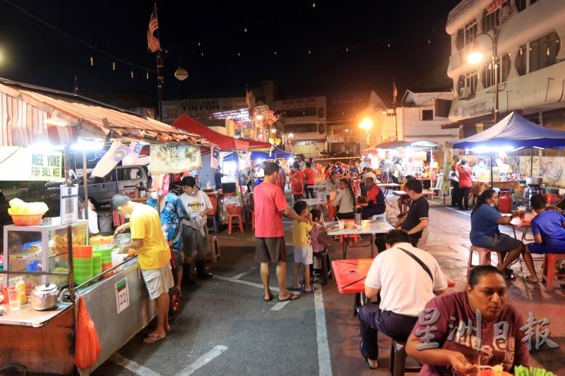 文化街及马来步行街获延长营业时间至午夜12时，小贩们纷纷赞好。