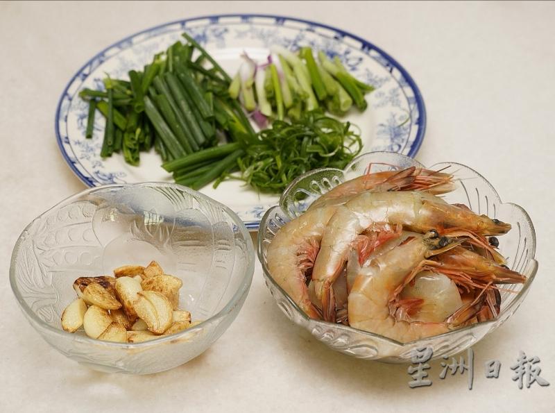 干煎豉油王笑虾哈所需的材料计有明虾、酱油、炸蒜头、青葱、糖及盐。