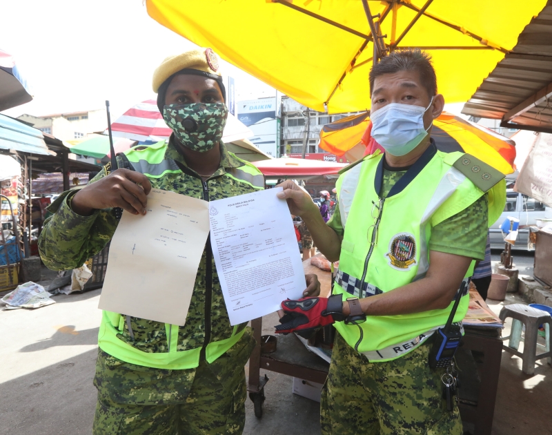 郭琪拉（左）在遭到攻击后，已到诊所求医及前往增江警局报案。右为曾国强。