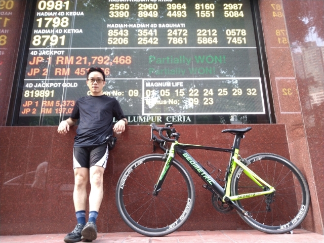 苏耀聪工作的地方位于繁忙的吉隆坡金三角区，5年来一直维持着骑车上班的生活习惯。