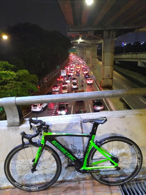 吉隆坡在繁忙时间经常塞车，骑车要比驾车更省时。
