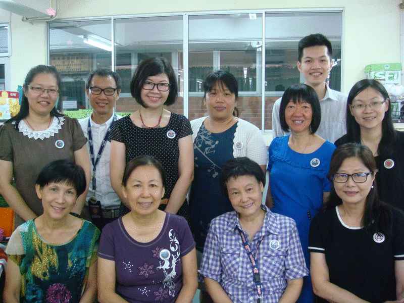 张爱香（前排左）与2016年华文组教师合影。