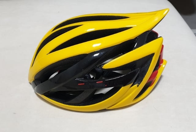 头盔：无论是短程还是远程骑行，头盔是首要必备的安全配备，许多脚车头盔具有通风排热设计，材质轻盈。佩戴时要注意正确的配戴方式，才能增加保护作用。