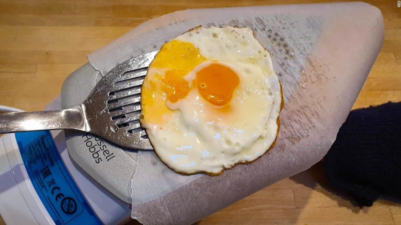 兰度斯用熨斗煎荷包蛋。(互联网照片)