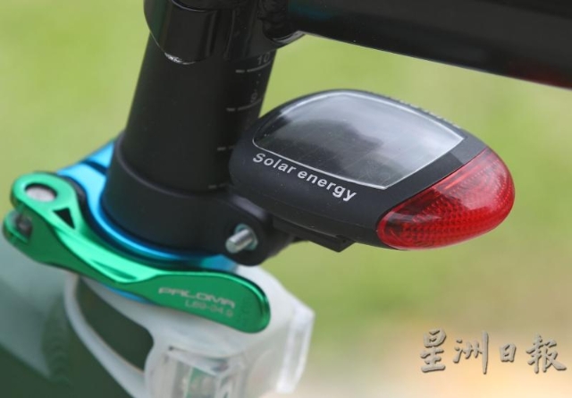 车尾灯：非常重要的安全配置。夜骑时一定要打开尾灯，建议选购比较亮（或比较多）的车尾灯，越容易“被看见”，相对更安全。