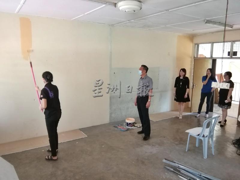 
幼儿园老师发为新课室粉刷，右起戴佩玉副校长、朱彩莹、余秀玲和黄保俊表示赞赏。