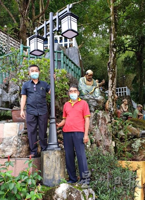 天师宫将要落实全面更换照明灯,避免再有旧灯发生故障而无法找到停产零件。左起杜法明及沈华。