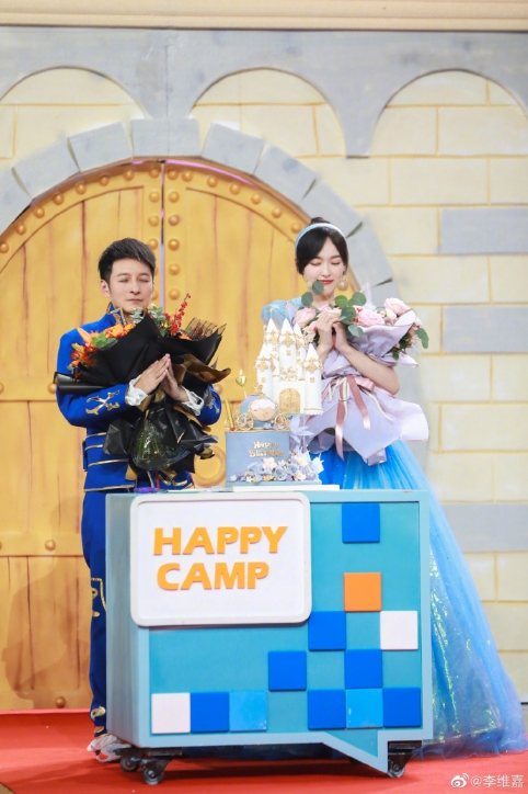 唐嫣5日发文表示，录节目还能和李维嘉一起提前过生日，收获双倍快乐。