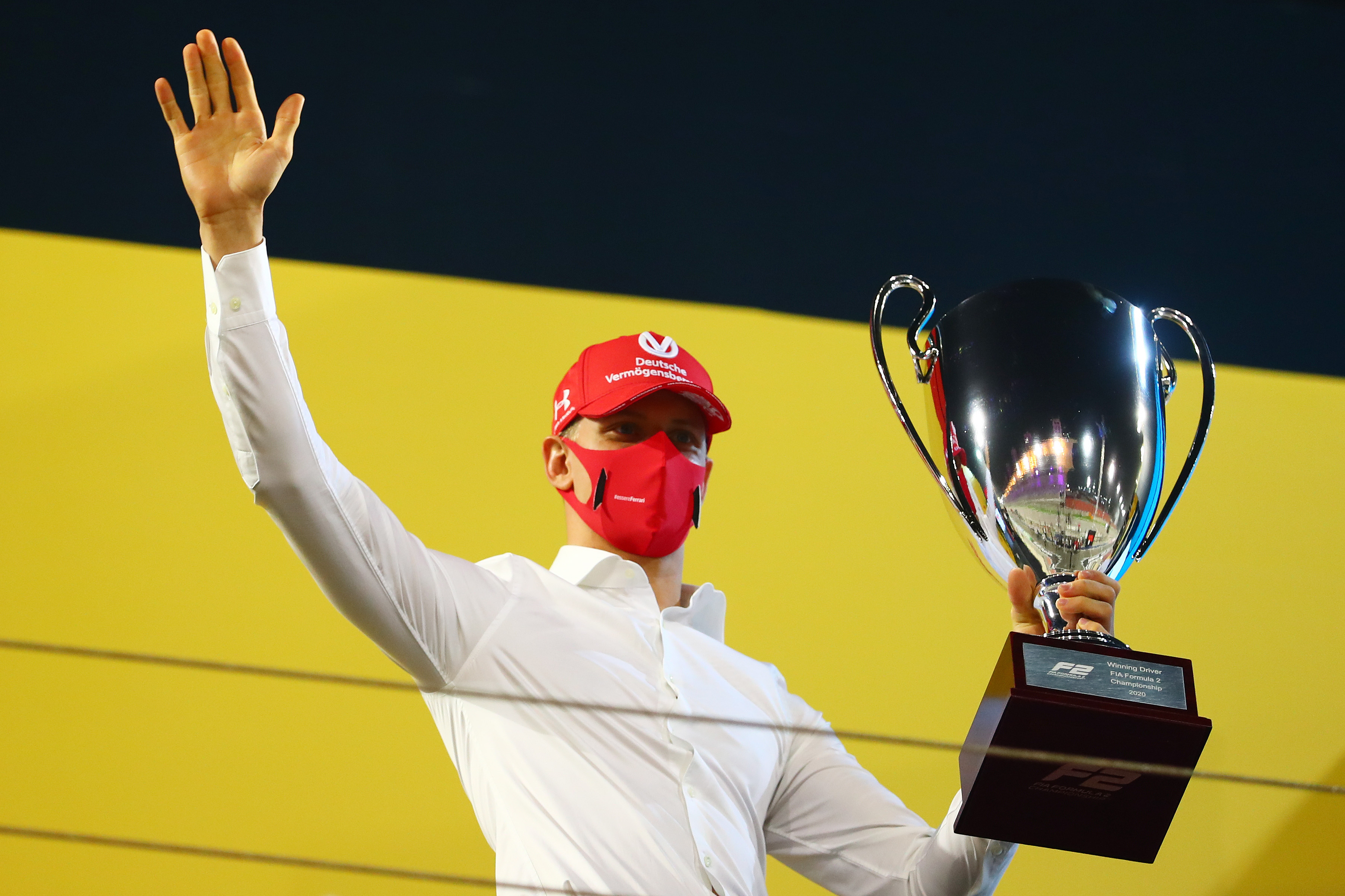 米克·舒马克勇夺2020赛季F2世界冠军，成功为明年效力哈斯队转战F1赛场造势。（照片来源：F2官方推特）