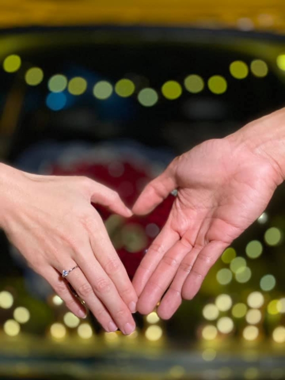 阿哲在脸书表示，“因为疫情的关系，我在年头买好的戒指终于可以送到她手里！”