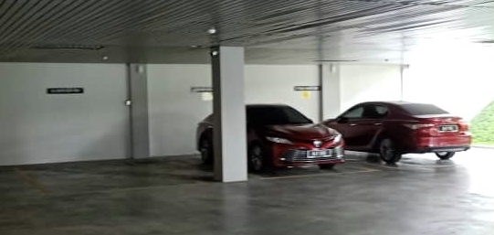 左边的霹雳州务大臣官车专属车位空置，其余两辆是州秘书和州财政司官车。