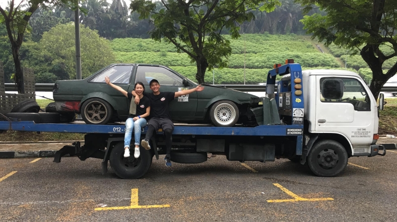 阿哲和云镁鑫把旧车翻新，并一直有开车环岛游马来西亚的计划。