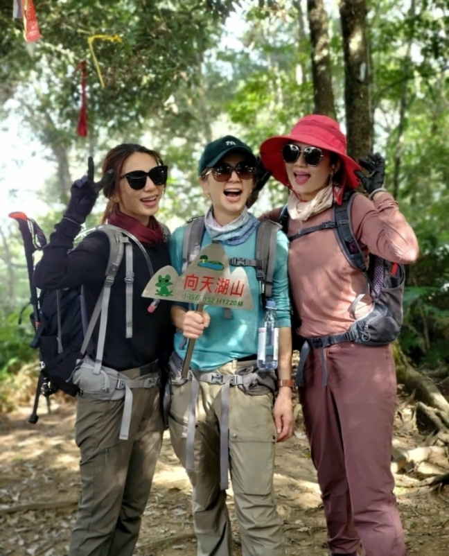 田馥甄（左起）、Ella和Selina全副武装，专业地穿上登山装备，对着镜头露出灿笑。

