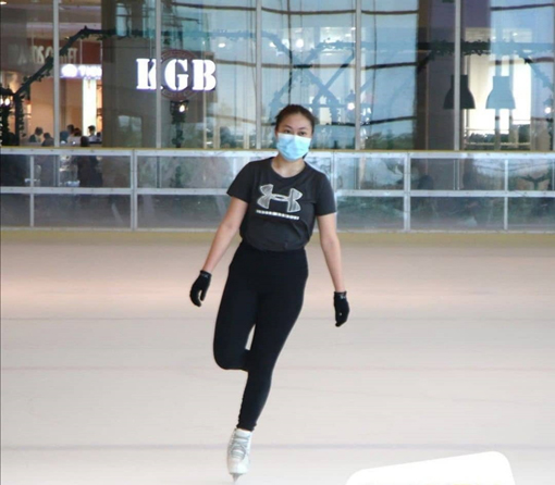 赵思齐于2020年6月份复原行管令期间返回滑冰场上练习。