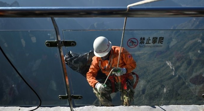 'The Spidermen' are a team of abseiling litter-pickers who work along the sides of Tianmen mountain in central China. AFP