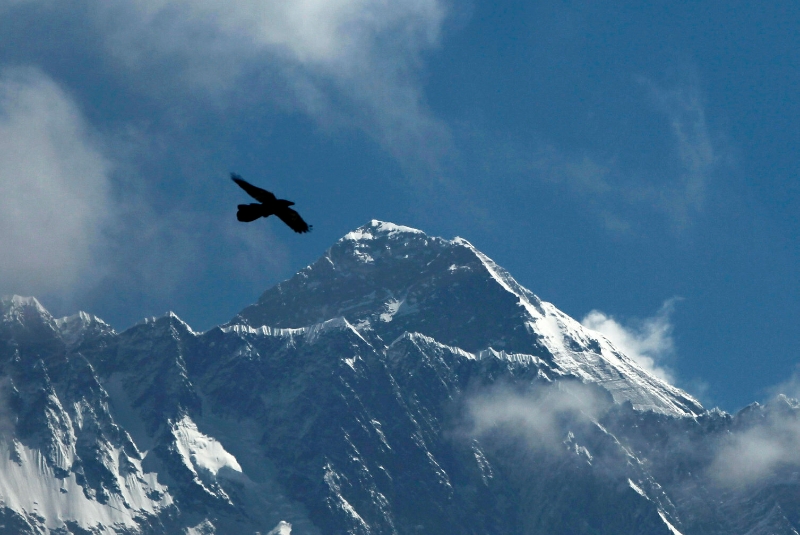 中国和尼泊尔周二共同宣布珠穆朗玛峰最新高程——8848.86公尺。（美联社照片）