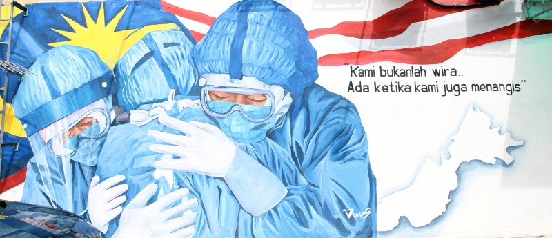 壁画呈现一幅抗疫医护人员紧紧相拥的一面。